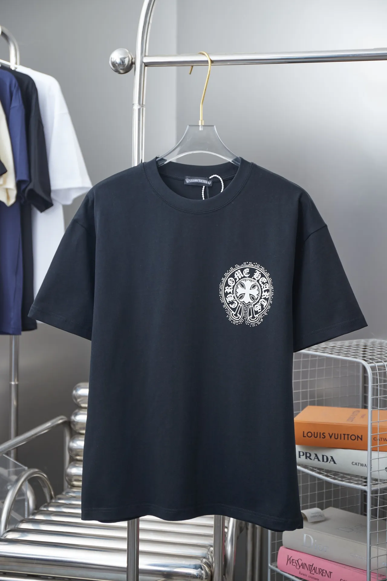🅿️200 Ch*ome Hearte 25SS early spring new model, hot diamond short sleeves, light luxury, a must-have item for daily commuting for men and women, correct version, welcome to compare, detailed features · 280 grams of 100% pure cotton double yarn jersey fabric · Special thickened 32 pieces of double-strand 1X1 thread in the same vat custom dyeing · Imported Australian matte pearl diamonds ➕ Three-dimensional wow rubber heart pattern · Double needle stitching across seams · Original main mark, washed tag, brand moisture-proof paper packaging Color: black/white/blue Size: S/M/L/XL